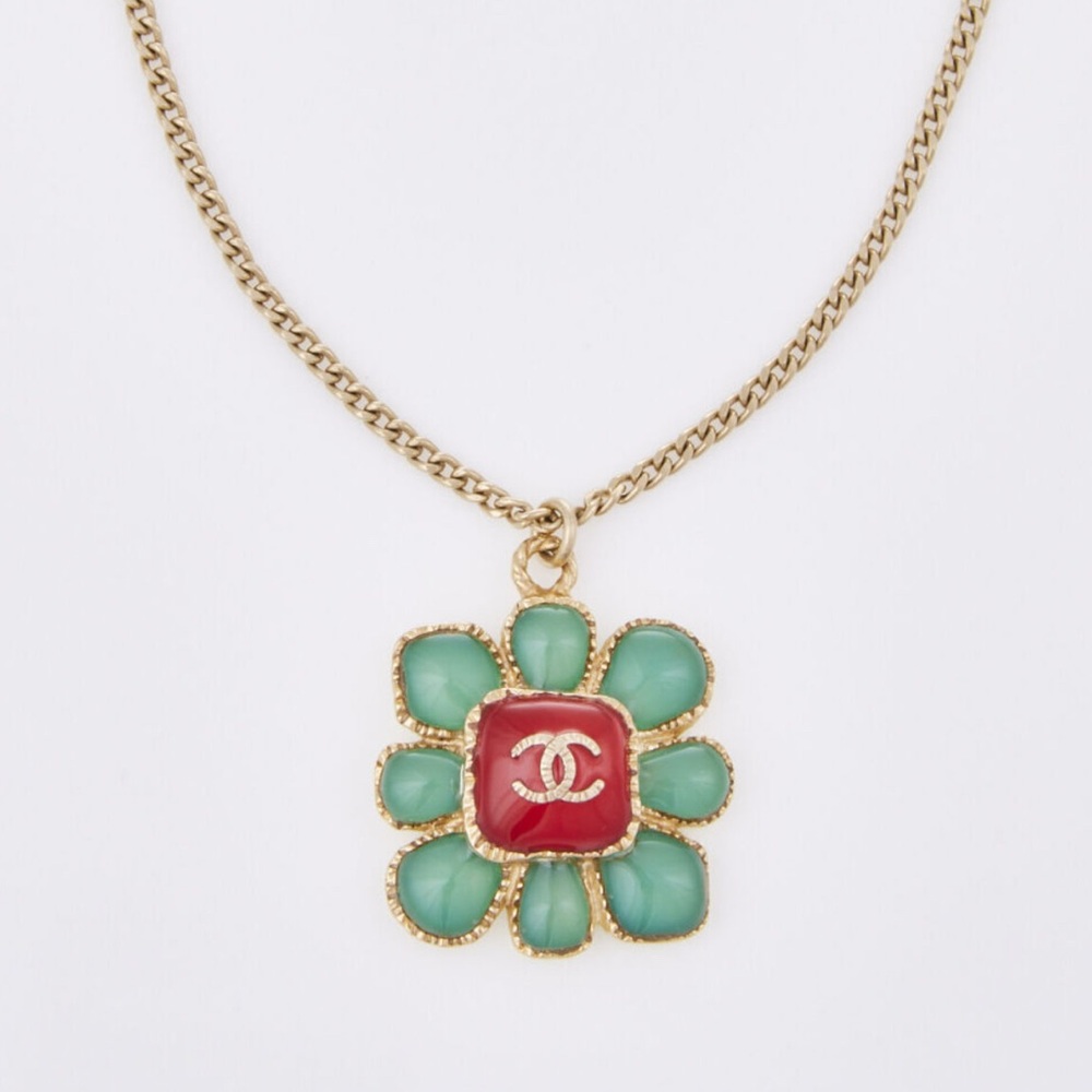 CHANEL 2016 Metiers d art Gripoix Floral Blossom Pendant Gold Tone Necklace